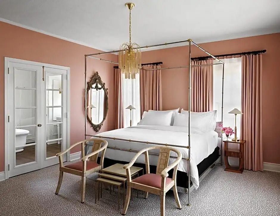Schlafzimmer mit Himmelbett, Pastellwänden und eleganter Einrichtung