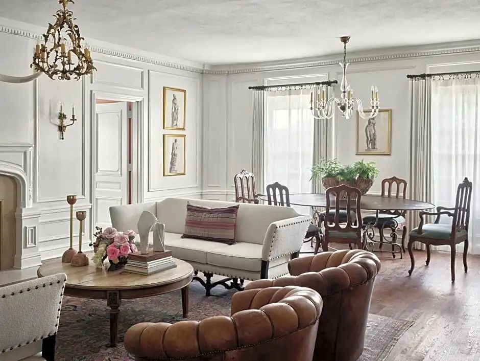 Geräumiges Wohnzimmer mit eleganten Sitzgelegenheiten und klassischem Dekor