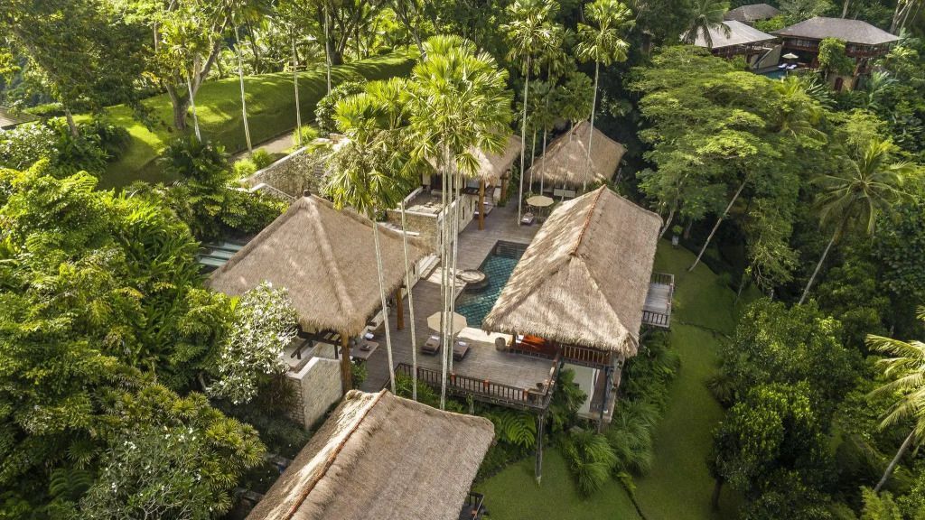 Luftaufnahme eines luxuriösen Bungalows mit Pool und tropischem Garten
