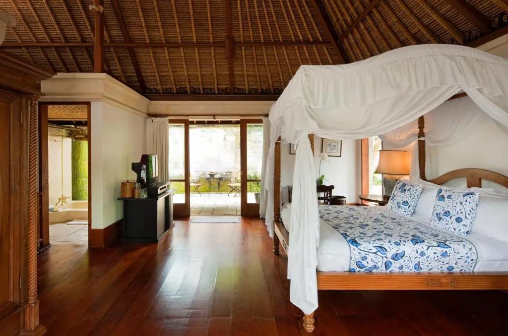 Großes Zimmer mit Holzboden, Himmelbett und privater Terrasse