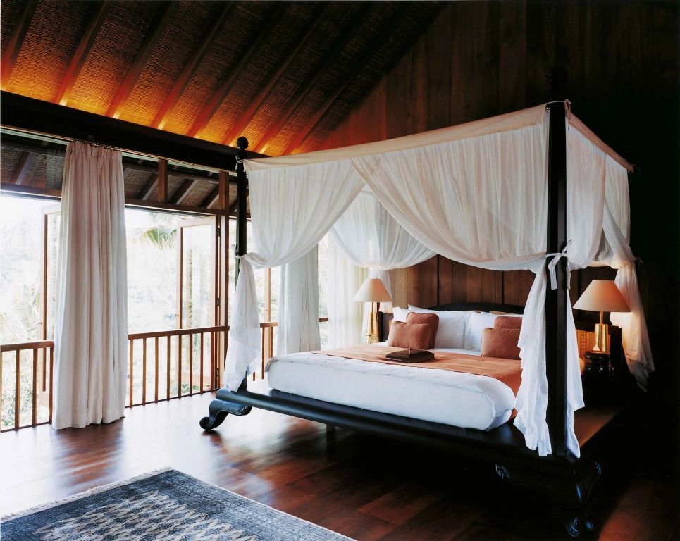 Elegante Suite mit Himmelbett und Holzelementen im COMO Shambhala Estate.