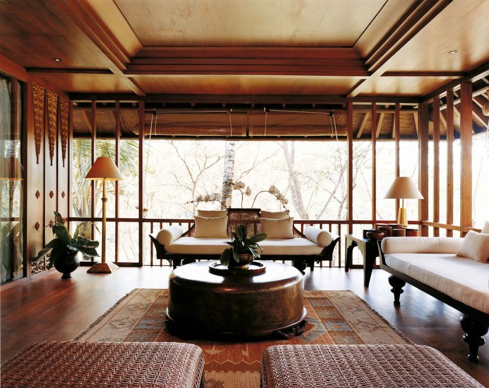 Elegantes Wohnzimmerdesign mit asiatischen Elementen im Como Shambhala Estate.
