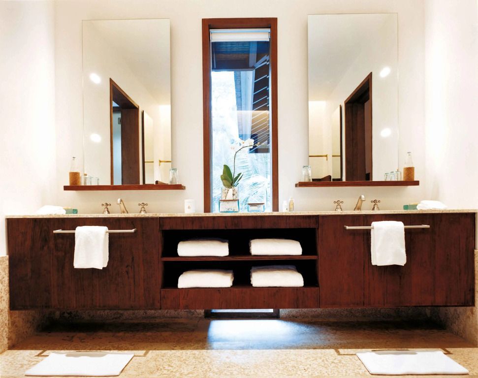 Elegantes Badezimmer mit zwei Waschbecken und großen Spiegeln im COMO Shambhala Estate.