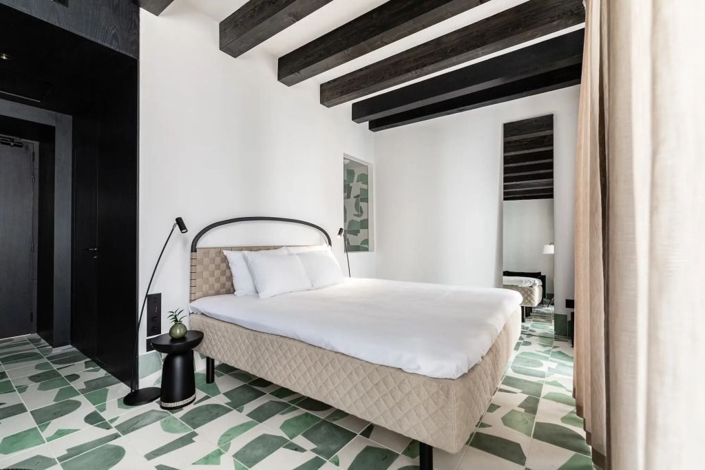 Helles Schlafzimmer mit Doppelbett und modernen Designs in grün-weißem Farbschema