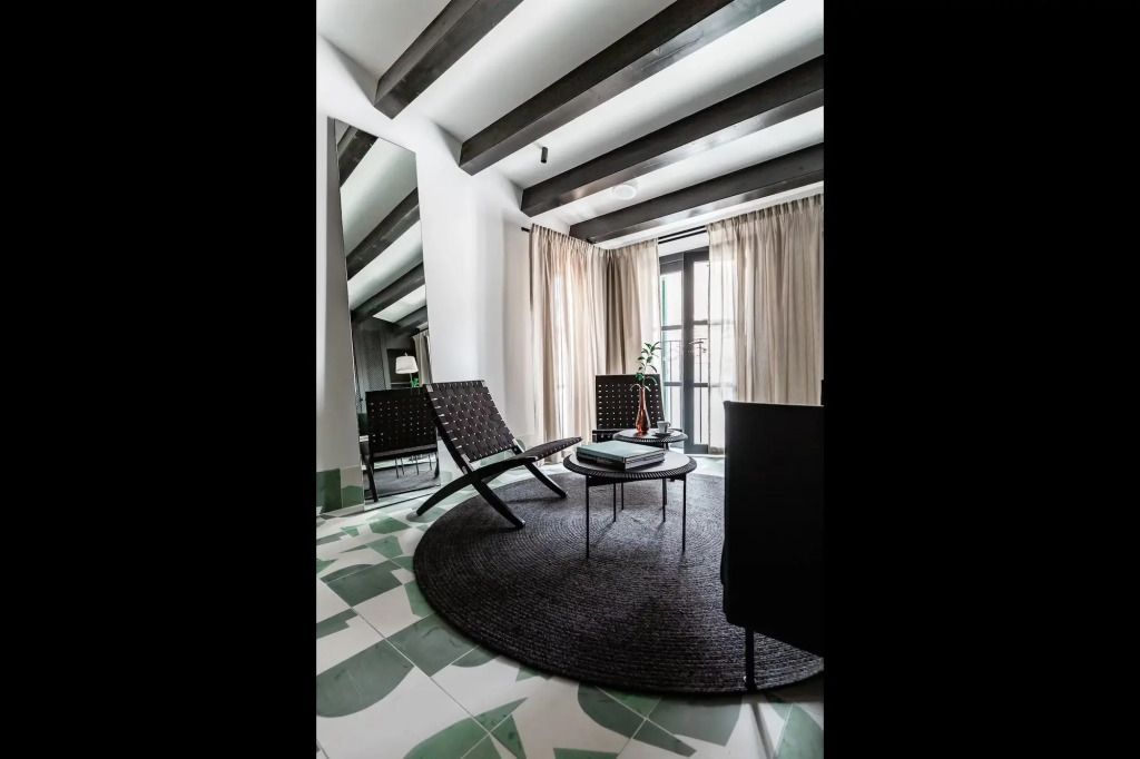 Moderne Lounge-Ecke mit stilvollen Möbeln und natürlichen Akzenten