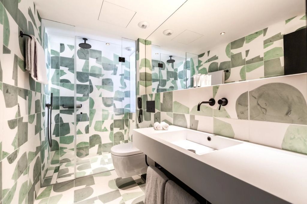 Modernes Badezimmer mit eleganter Dusche und stilvollem Waschbecken