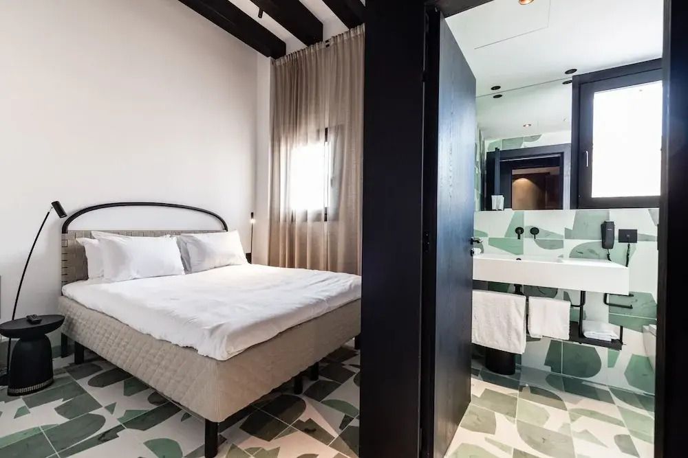 Elegantes Doppelzimmer mit integriertem Badezimmer und hochwertigen Möbeln