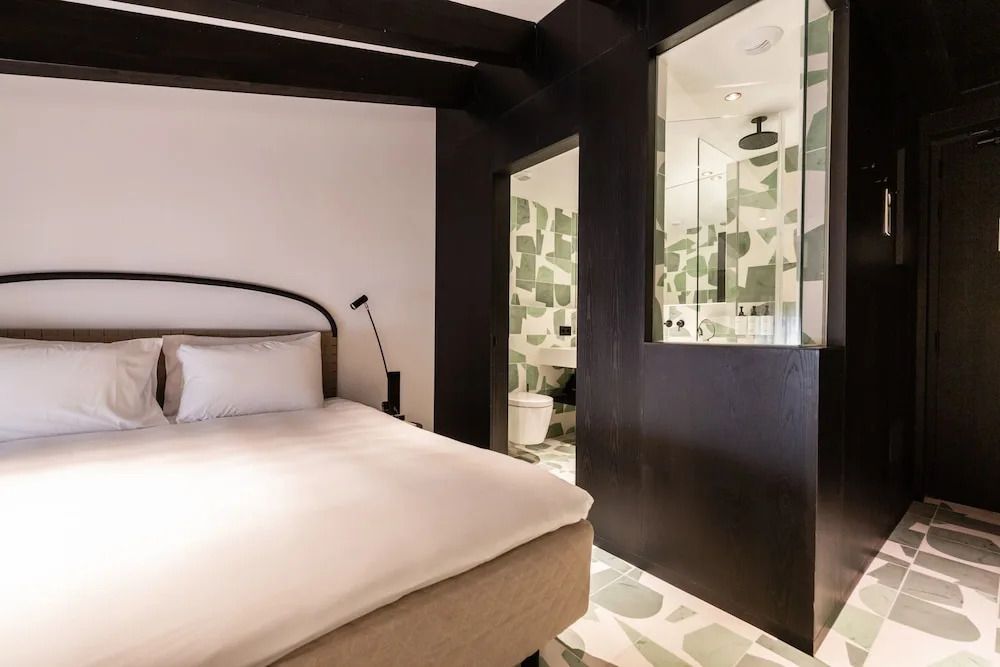 Stilvolles Doppelzimmer mit angrenzendem Badezimmer und luxuriöser Ausstattung