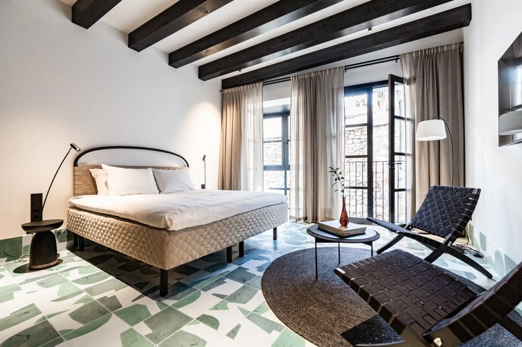 Helles Superior Doppelzimmer mit moderner Dekoration, großem Bett und Balkonzugang