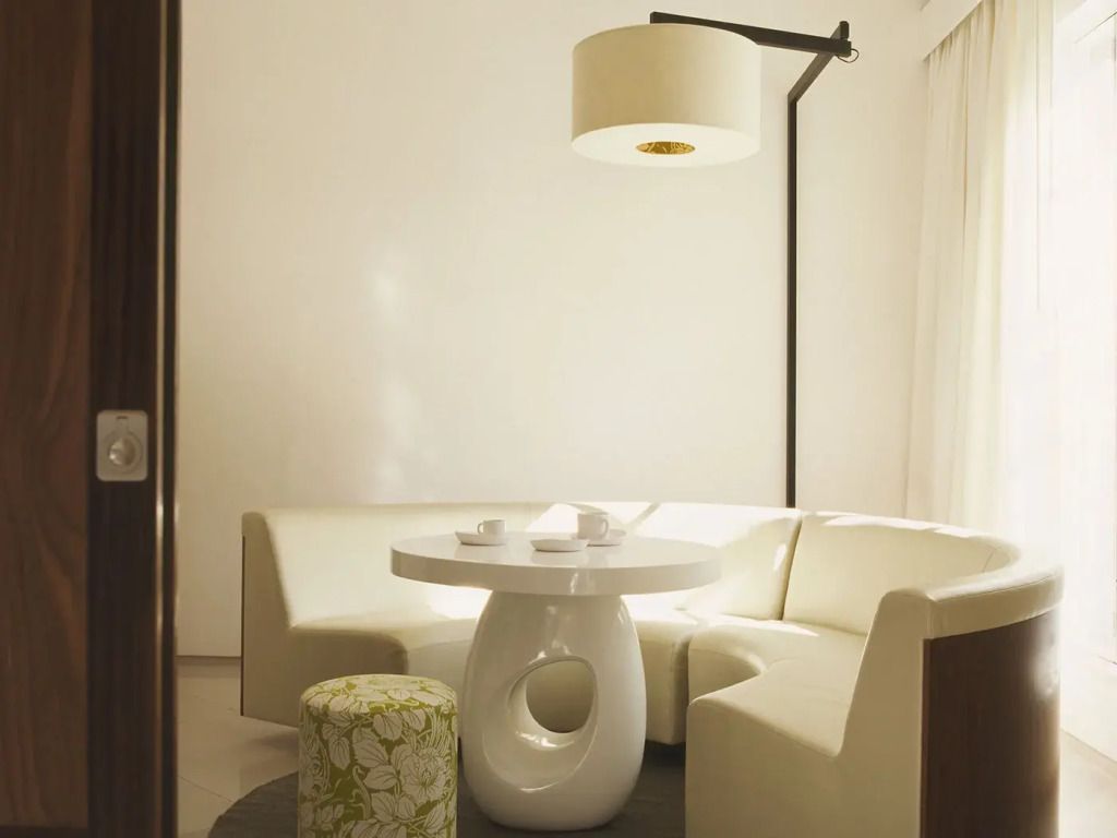 Moderner Sitzbereich mit stilvoller Eckbank und Designer-Lampe