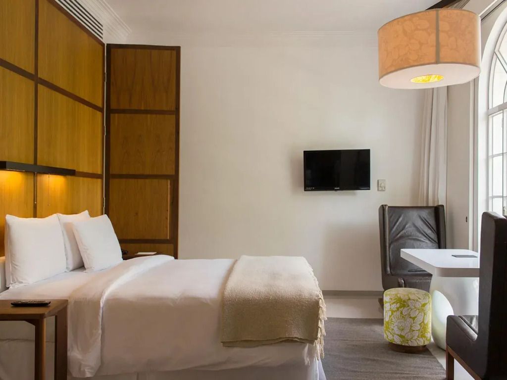 Elegantes Doppelzimmer mit modernem Design, Doppelbett und Balkon