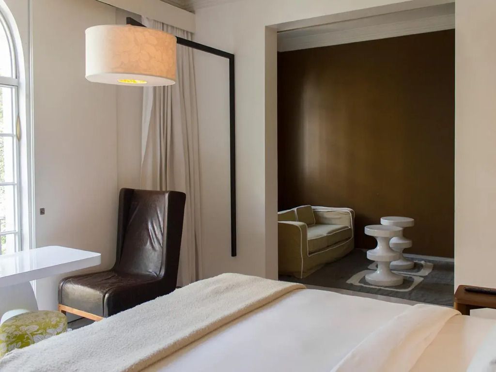 Luxuriöses Zimmer mit Sitzbereich und geschmackvoller Dekoration