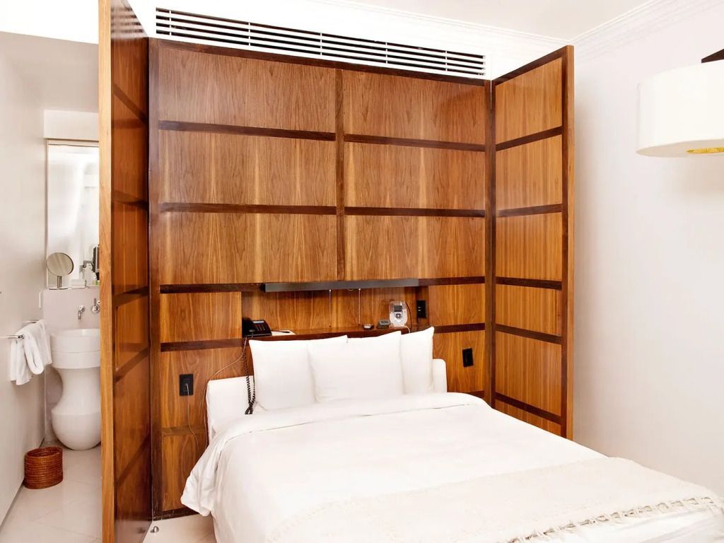 Modernes Doppelzimmer mit stilvoller Holzwandverkleidung und Doppelbett