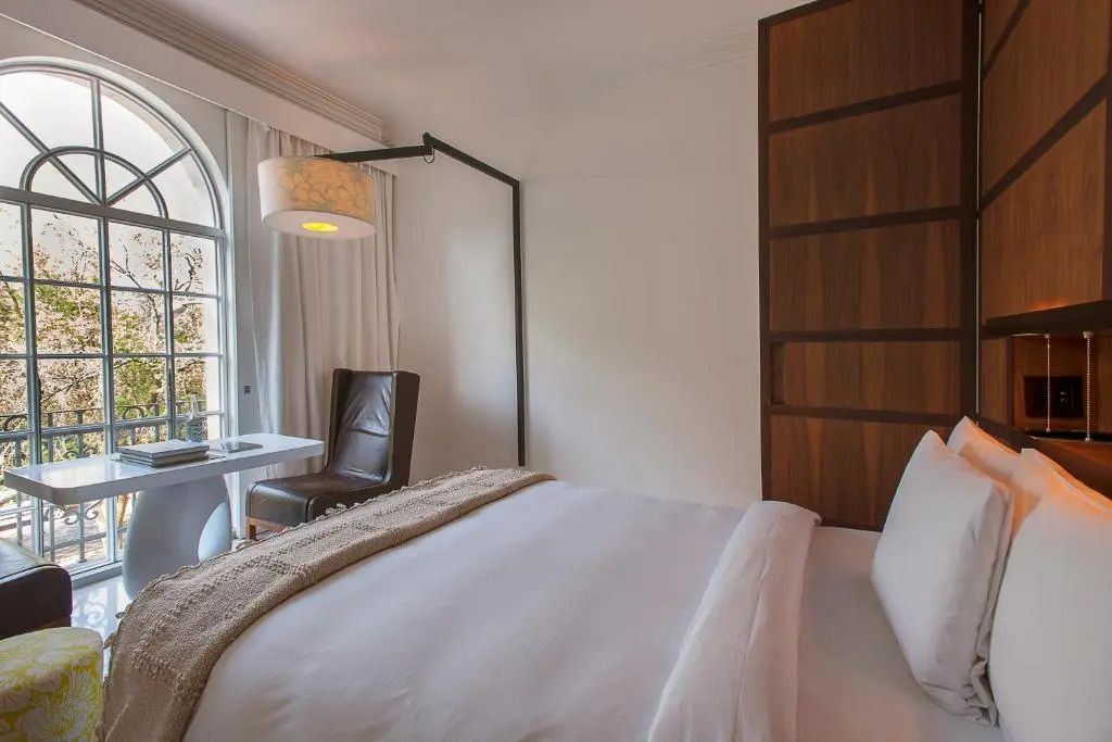 Modernes Doppelzimmer mit Balkon Doppelbett und stilvoller Lampe