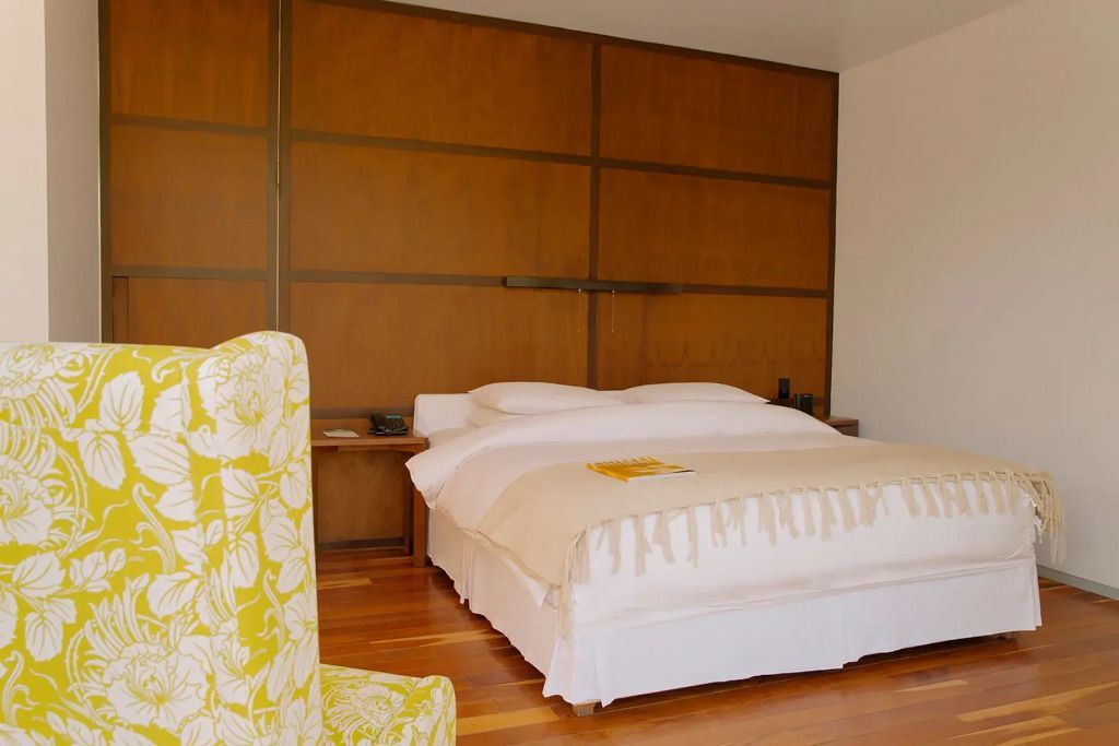 Elegantes Schlafzimmer mit Doppelbett und Holzdetails in der Top Doppel Suite
