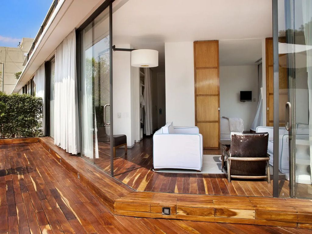 Private Terrasse mit Holzfußboden und Zugang zum Wohnbereich