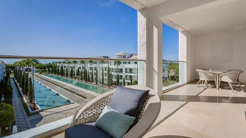 Balkon einer Suite im Conrad Algarve mit Ausblick auf den Infinity-Pool