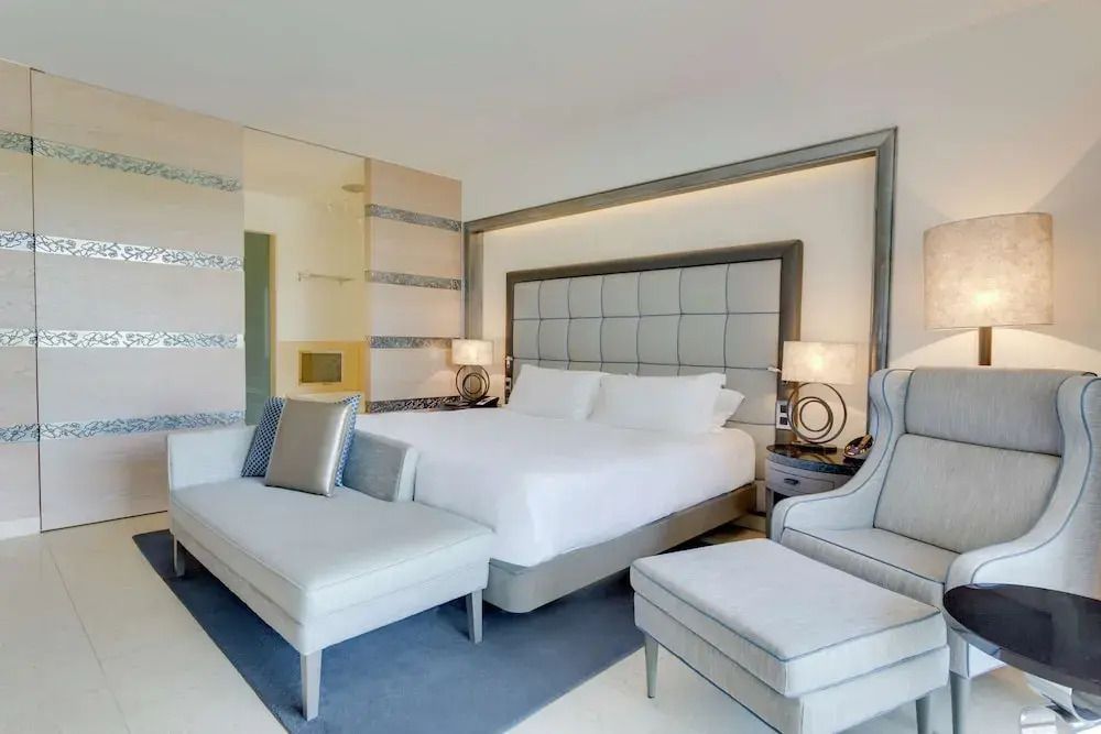 Helles Deluxe Doppelzimmer mit modernen Möbeln und stilvollem Design
