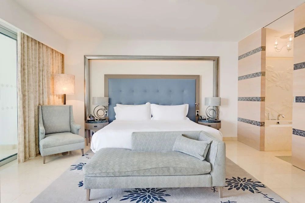 Deluxe Zimmer mit luxuriösem Doppelbett und stilvollen Akzenten