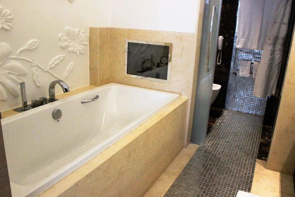 Badezimmer mit eleganter Badewanne und modernen Fliesen