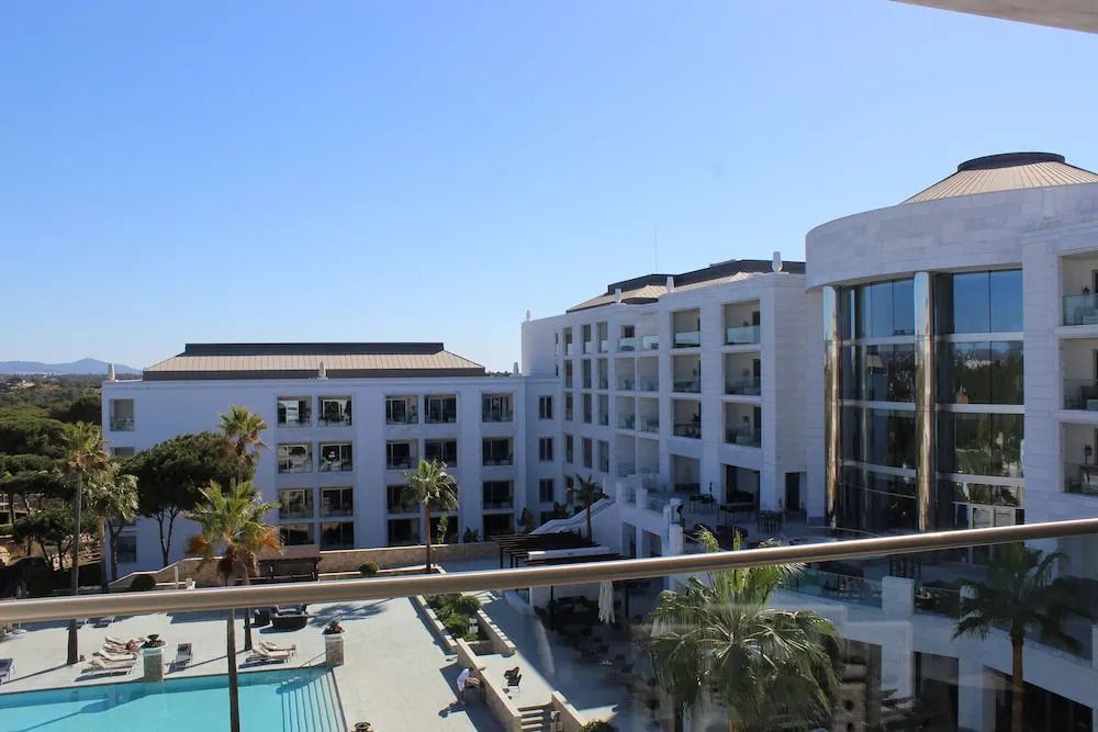 Aussicht auf den Poolbereich und die Hotelgebäude des Conrad Algarve