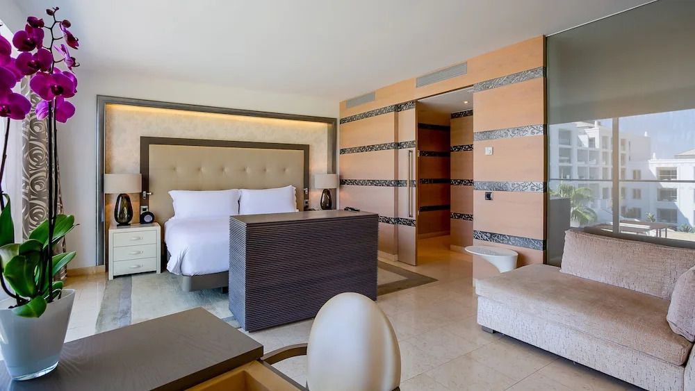 Hotelzimmer mit Doppelbett, Sitzbereich und modernem Design