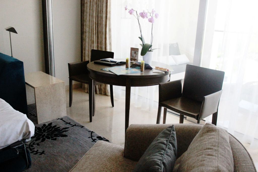 Elegantes Sitzbereich der Grand Doppel Suite im Conrad Algarve mit Tageslicht.