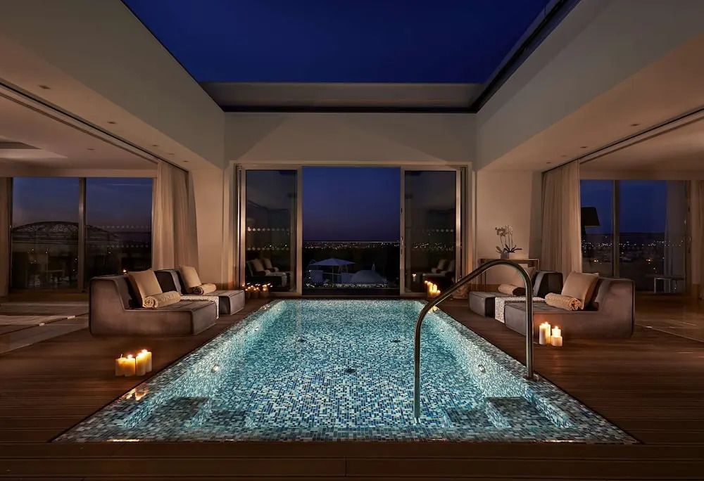 Penthouse Pool mit Kerzen und Sitzgelegenheiten bei Nacht