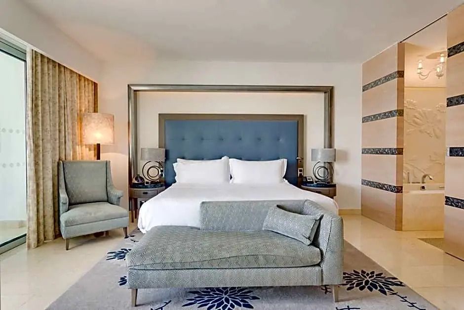 Elegantes Hotelzimmer mit Kingsize-Bett im Conrad Algarve