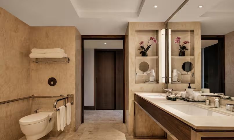Geräumiges Hotelbadezimmer mit Doppelwaschbecken und eleganter Beleuchtung