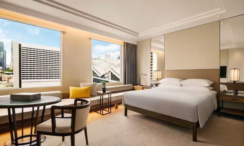 Geräumiges Deluxe Doppelzimmer mit Doppelbett. Große Fenster mit Stadtblick.