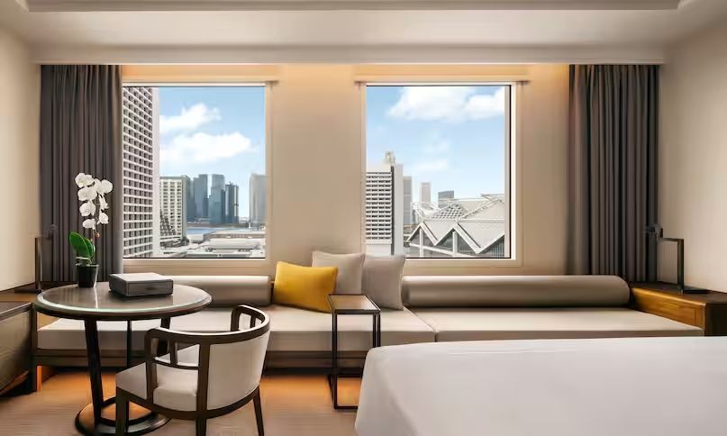 Deluxe Doppelzimmer mit spektakulärem Blick auf die Skyline von Singapur.