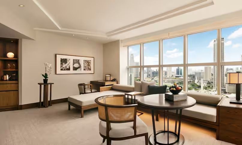 Großes Wohnzimmer mit Panoramafenstern und eleganter Sitzecke
