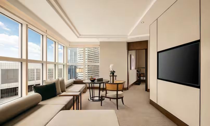 Moderne Suite mit komfortabler Sitzecke und großem Fenster