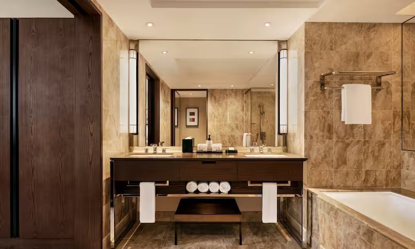 Hochwertiges Badezimmer mit Doppelwaschbecken und eleganten Armaturen