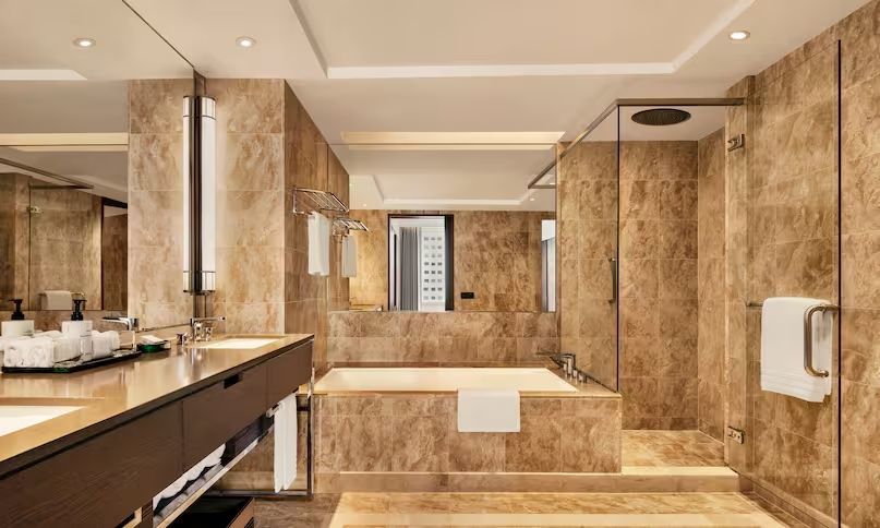 Luxuriöses Badezimmer mit Badewanne und Regendusche