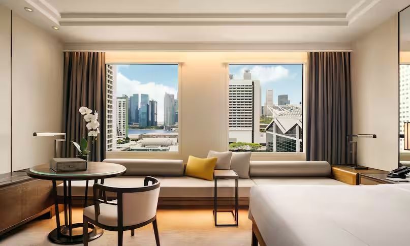 Großzügiges Zimmer im Conrad Singapore mit Ausblick auf die Skyline