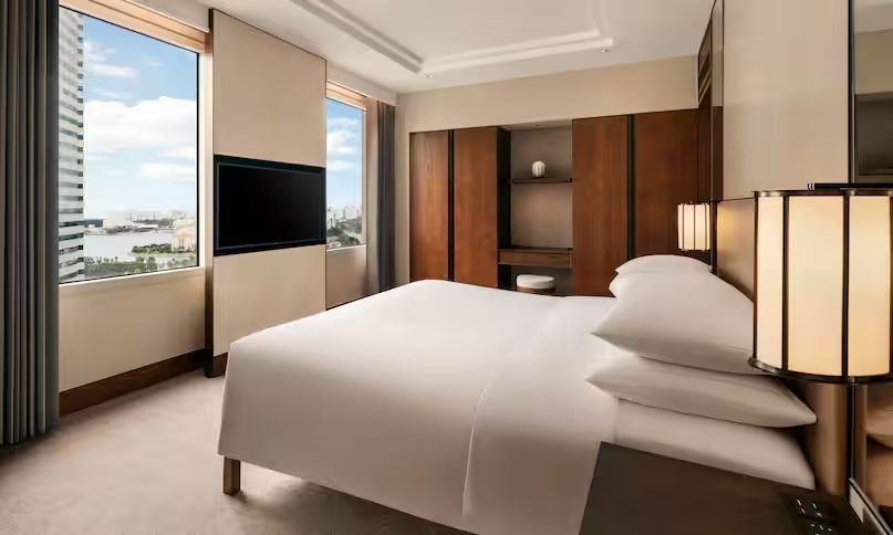 Elegantes Schlafzimmer mit Kingsize-Bett und großem Fenster mit Aussicht