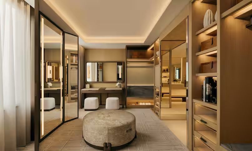 Luxuriöser Ankleidebereich mit Spiegeln und Sitzmöbeln in der Präsidenten Suite