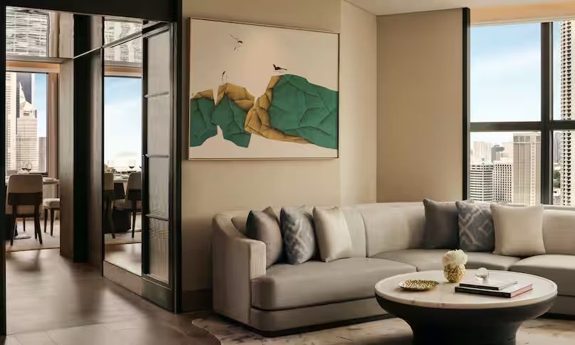 Modernes Wohnzimmer mit Kunstwerk an der Wand in der Präsidenten Suite