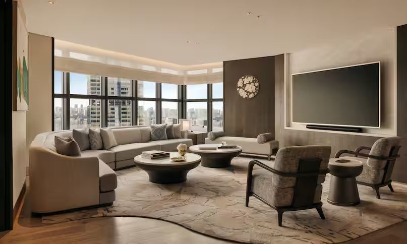 Helles Wohnzimmer mit Panoramafenstern und eleganten Möbeln in der Präsidenten Suite