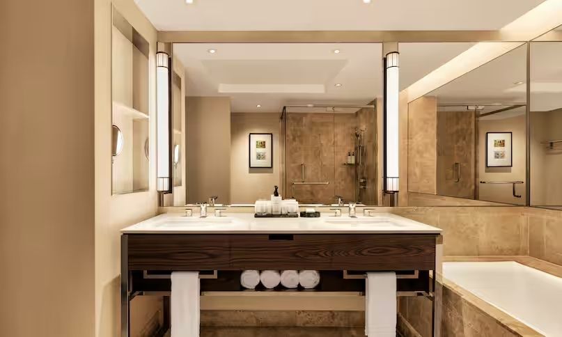 Luxuriöses Badezimmer mit Doppelwaschbecken und moderner Einrichtung.