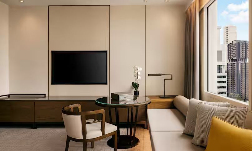 Moderner Sitzbereich mit Sofa und Tisch im Hotelzimmer