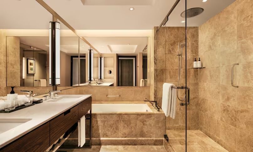 Luxuriöses Badezimmer mit Badewanne und großer Dusche