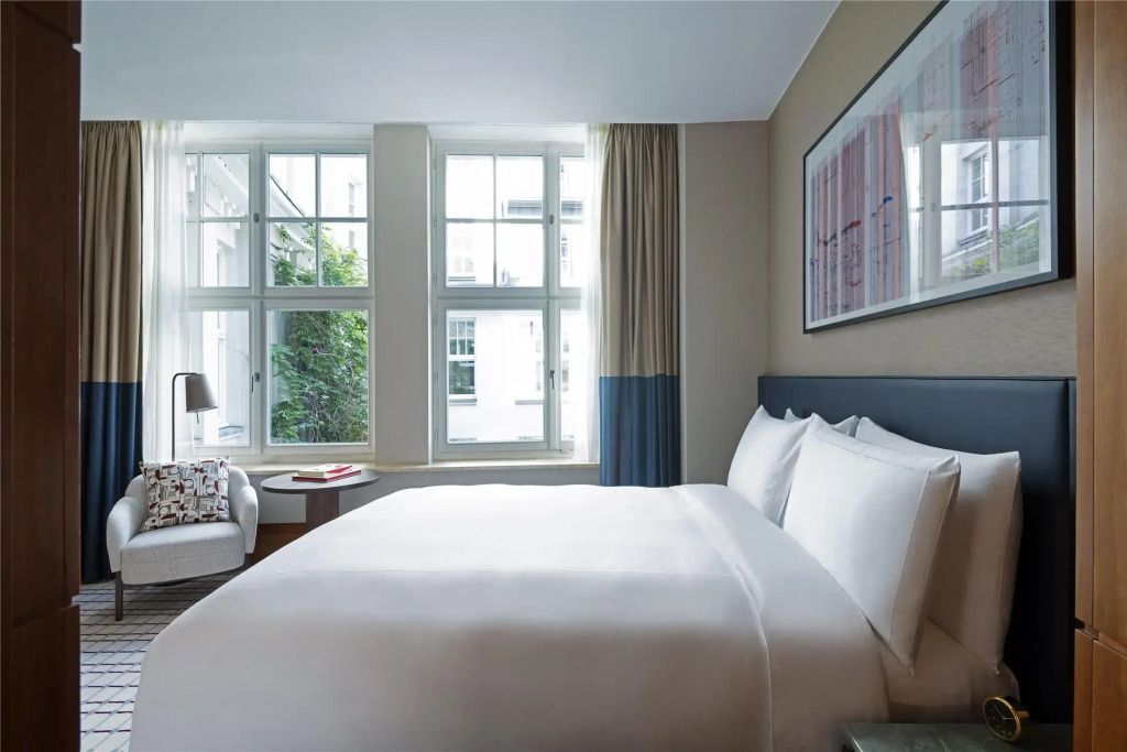 Deluxe Doppelzimmer mit großem Fenster und Doppelbett, moderne Einrichtung