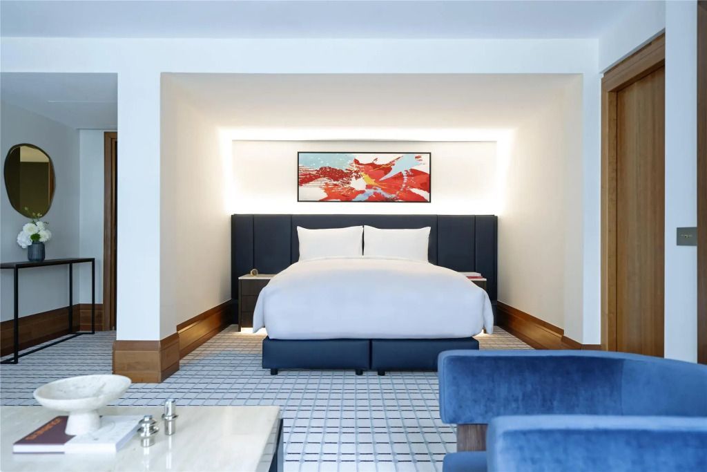 Modernes Doppelbett in der hell gestalteten Junior-Suite mit Kunstbild
