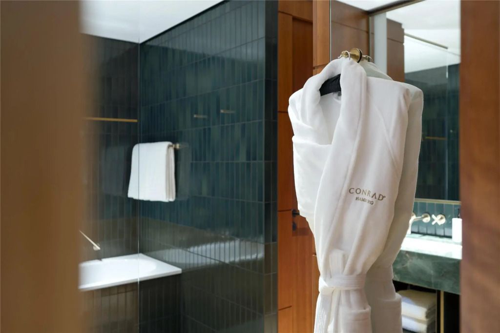 Moderner Bademantel mit Hotelbranding im schicken Badezimmer