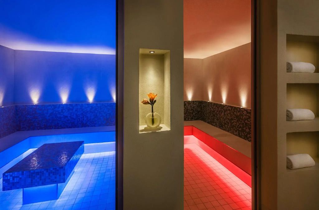 Spa-Bereich mit stimmungsvoller Beleuchtung und moderner Deko