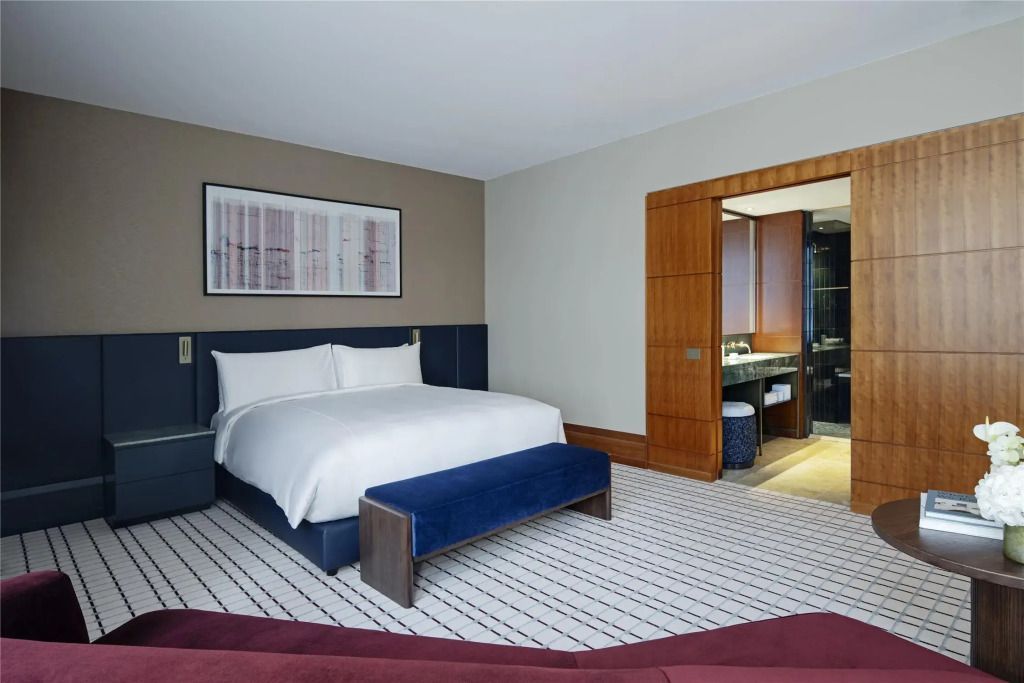Elegantes Einzelzimmer mit Doppelbett, modernem Design und en-suite Badezimmer