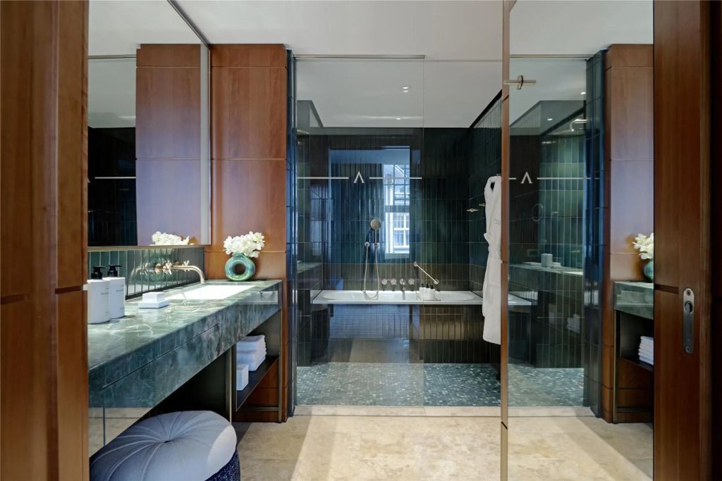 Luxuriöses Badezimmer mit Badewanne und Glaswänden